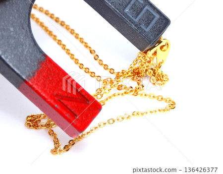 A gold-plated necklace that sticks to a magnet 136426377