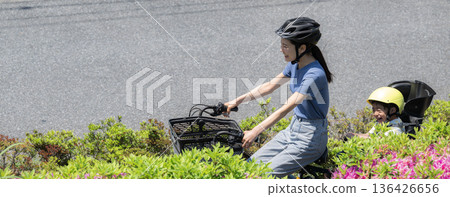 媽媽們騎著腳踏車在路上。媽媽自行車用於外出、通勤上班、接送孩子上下幼兒園等等。 媽媽們騎著腳踏車在路上。媽媽自行車用於外出、通勤上班、接送孩子上下幼兒園等等。 136426656