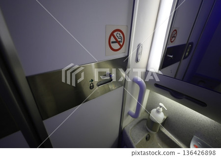機上洗手間 機上洗手間 136426898