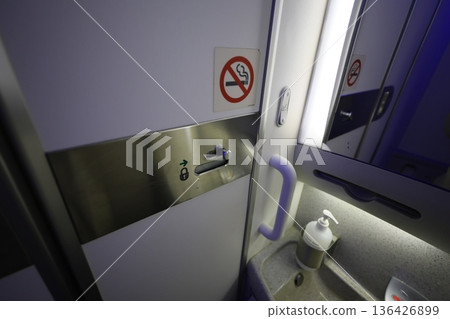 機上洗手間 機上洗手間 136426899