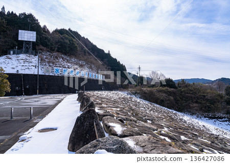 納拉富梅水壩因乾旱而裸露的湖岸上積滿了積雪。東端(朝東方向)的石牆上也積滿了積雪。 納拉富梅水壩因乾旱而裸露的湖岸上積滿了積雪。東端(朝東方向)的石牆上也積滿了積雪。 136427086