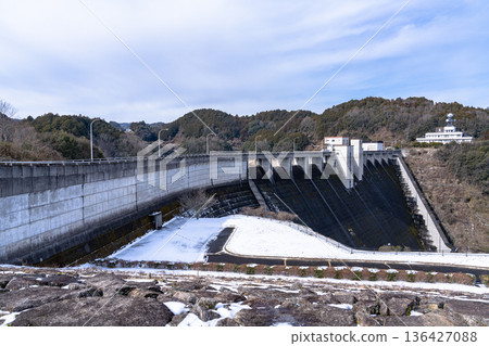 The snow-covered shores of the Narafume Dam, exposed by the drought. Dam embankment seen from the north. The snow-covered shores of the Narafume Dam, exposed by the drought. Dam embankment seen from the north. 136427088