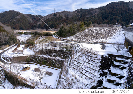 奈良佈目水壩因乾旱而露出的湖岸上積滿了積雪。水壩正下方的布目川右岸也堆積了厚厚的積雪。 奈良佈目水壩因乾旱而露出的湖岸上積滿了積雪。水壩正下方的布目川右岸也堆積了厚厚的積雪。 136427095