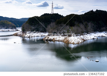 由於乾旱，納拉富梅大壩裸露的河岸被積雪覆蓋。 136427102