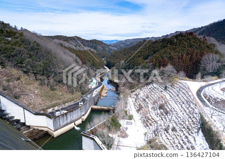奈良布目水壩，因乾旱而裸露的湖岸上積雪堆積。佈目水壩持續洩洪以維持河水水位。 136427104