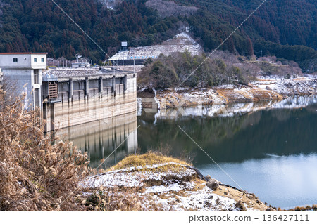 The Narafume Dam, with snow piled up on the lakeshore exposed by the drought. Dam embankment seen from the south.① The Narafume Dam, with snow piled up on the lakeshore exposed by the drought. Dam embankment seen from the south.① 136427111