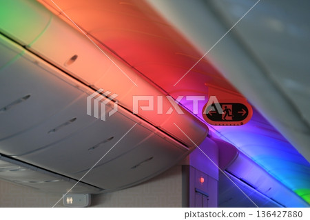 在飛機上 136427880