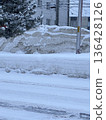 Snow-covered mountain strata on the roads of Sapporo 136428126