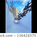 Snowy mountains on the sidewalks of Sapporo 136428375
