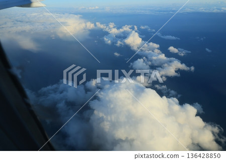 從飛機舷窗看到的景色 從飛機舷窗看到的景色 136428850