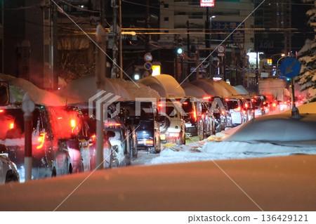Heavy snowfall in Sapporo in winter causes heavy traffic jams Heavy snowfall in Sapporo in winter causes heavy traffic jams 136429121