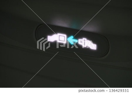 安全帶標誌 136429331