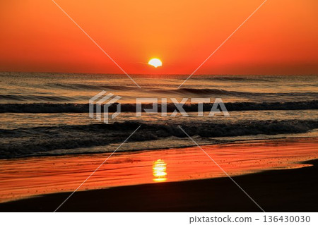 The morning sun rising over the Kashima Sea in winter... The Pacific Ocean sunrise seen from Sudahama Beach The morning sun rising over the Kashima Sea in winter... The Pacific Ocean sunrise seen from Sudahama Beach 136430030