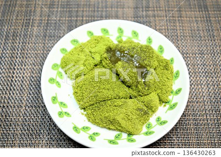 Matcha warabi mochi 136430263