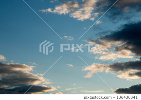 黃昏時分，藍天白雲，景色迷人。 136430341