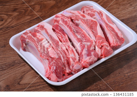 注意:這是未經烹飪的生肉及肉製品,包括豬肋排、帶骨五花肉和烤肉。 注意:這是未經烹飪的生肉及肉製品,包括豬肋排、帶骨五花肉和烤肉。 136431185