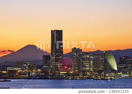 橫濱港未來地區和富士山的傍晚景色。 136431235