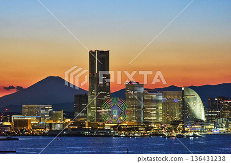 橫濱港未來地區和富士山的傍晚景色。 136431238
