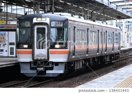 紀波75系列車停靠高山本線岐阜站 紀波75系列車停靠高山本線岐阜站 136431443