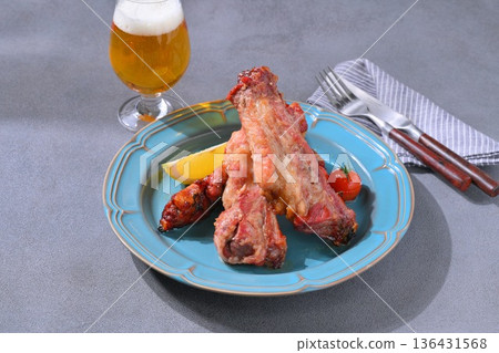 豬肋排和帶骨烤豬五花肉。 136431568