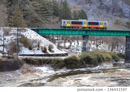 Suigun Line "A train running over Kujigawa Bridge No. 9 in the remaining snow" 136431597