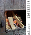 木柴爐和引火物 136432248