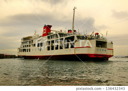 穿越浦賀海峽的渡輪...東京灣渡輪“金山丸” 136432343