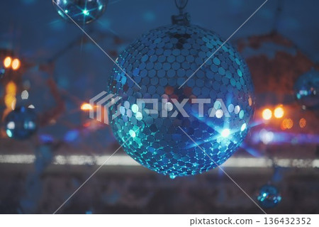 鏡面球和燈光 鏡面球和燈光 136432352