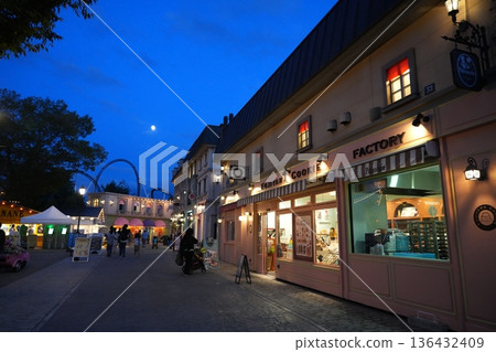 傍晚的富士急樂園 傍晚的富士急樂園 136432409