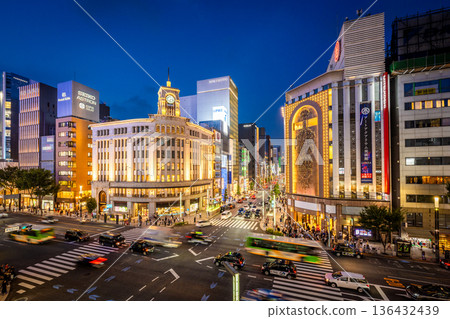 東京銀座四丁目路口夜景 136432439