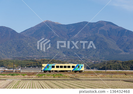平成築保鐵道400號「七花號」列車行駛，背景是福地山。 136432468