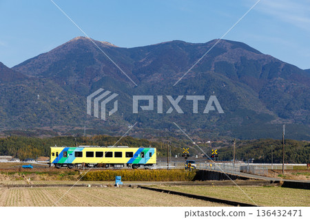平成築保鐵道400號「七花號」列車行駛,背景是福地山。 平成築保鐵道400號「七花號」列車行駛,背景是福地山。 136432471