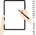 手持垂直螢幕平板電腦，使用筆操作螢幕 136433319