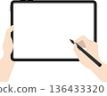 將平板電腦橫向握持，並使用筆操作螢幕。 136433320
