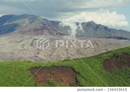 引發噴發的阿蘇山火山口 引發噴發的阿蘇山火山口 136433618