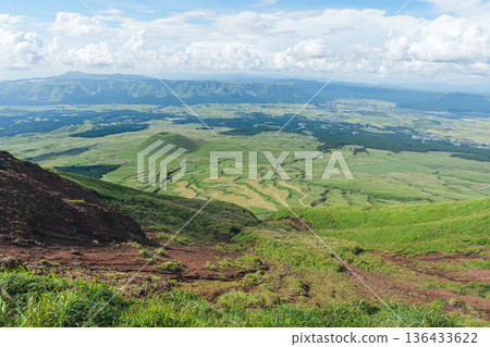 夏季從阿蘇山火山口看到的景色 夏季從阿蘇山火山口看到的景色 136433622