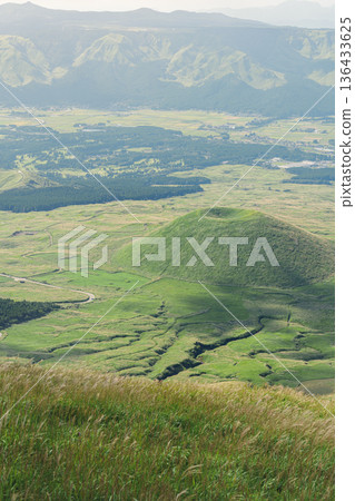 從岸島山眺望阿甦的壯麗景色 從岸島山眺望阿甦的壯麗景色 136433625