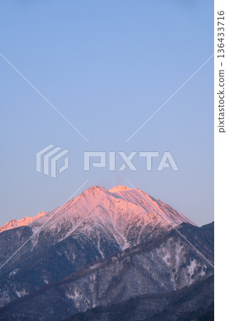 清晨的曙光照耀著約嫩山 [攝於安曇野市] 136433716