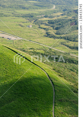 一條穿過草原的道路 136433745