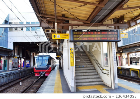 Toyokawa City Meitetsu Kokufu Station platform and train Toyokawa City Meitetsu Kokufu Station platform and train 136434055