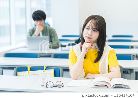 大學生在教室上課 大學生在教室上課 136434104