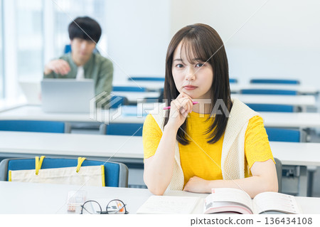 大學生在教室上課 大學生在教室上課 136434108