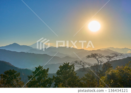 從東京八王子市高尾山(大見張公園)山頂眺望的傍晚景色(富士山、山脈、日落等)。 從東京八王子市高尾山(大見張公園)山頂眺望的傍晚景色(富士山、山脈、日落等)。 136434121