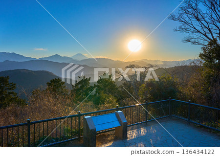 從東京八王子市高尾山（大見張公園）山頂眺望的傍晚景色（富士山、山脈、日落等）。 136434122