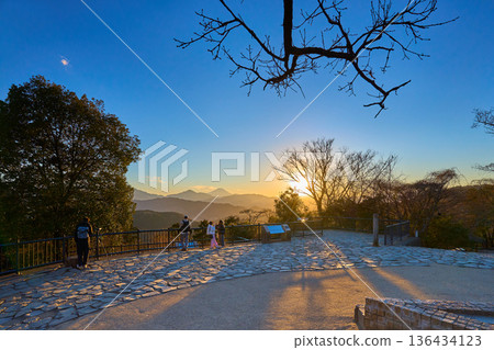 從東京八王子市高尾山（大見張公園）山頂眺望的傍晚景色（富士山、山脈、日落、遊客等） 136434123
