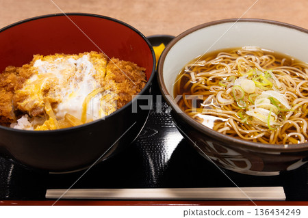 美味豬排飯和蕎麥麵套餐 美味豬排飯和蕎麥麵套餐 136434249