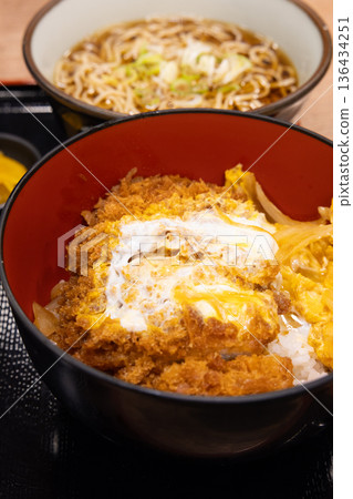 美味豬排飯和蕎麥麵套餐 美味豬排飯和蕎麥麵套餐 136434251