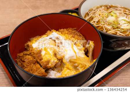 美味豬排飯和蕎麥麵套餐 美味豬排飯和蕎麥麵套餐 136434254