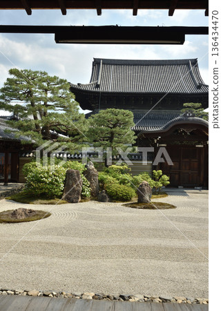 Kenninji Temple: Daiyuen and the lecture hall viewed from the abbot's chamber (Higashiyama Ward, Kyoto City) Kenninji Temple: Daiyuen and the lecture hall viewed from the abbot's chamber (Higashiyama Ward, Kyoto City) 136434470