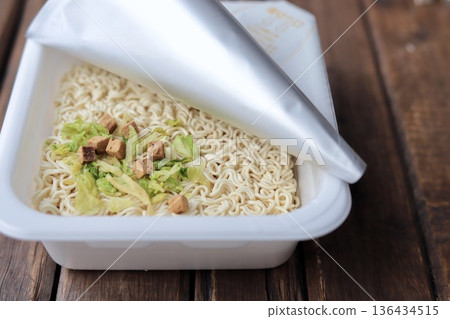 杯麵加熱水前 136434515